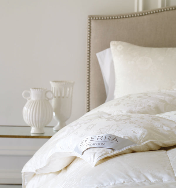 SFERRA Snowdon duvet and pillows are filled with our highest fill-power down yet and offer unparalleled thermal insulation.