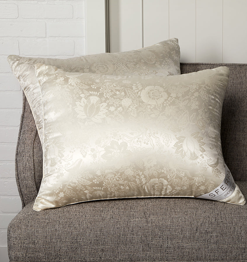 SFERRA Snowdon duvet and pillows are filled with our highest fill-power down yet and offer unparalleled thermal insulation.